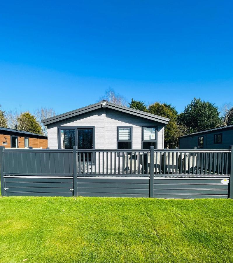 Black Moorhen Lodge With Hot Tub York Dış mekan fotoğraf